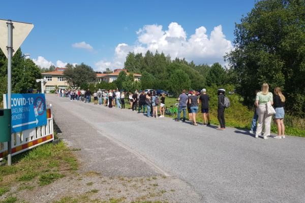 ungdomar i lång kö utomhus, sommar