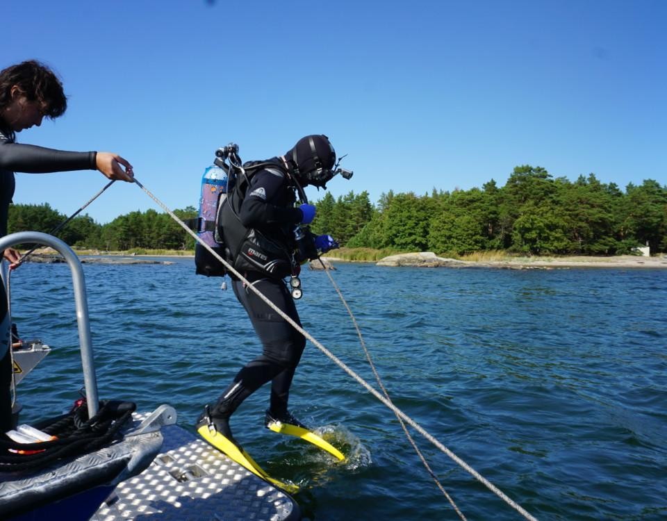 en dykare ska precis hoppa i vattnet