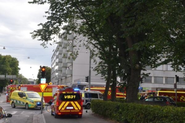 Ambulanser och brandbilar på en gata.