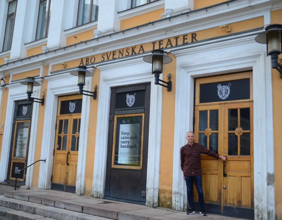 Man står framför Åbo svenska teaters dörrar