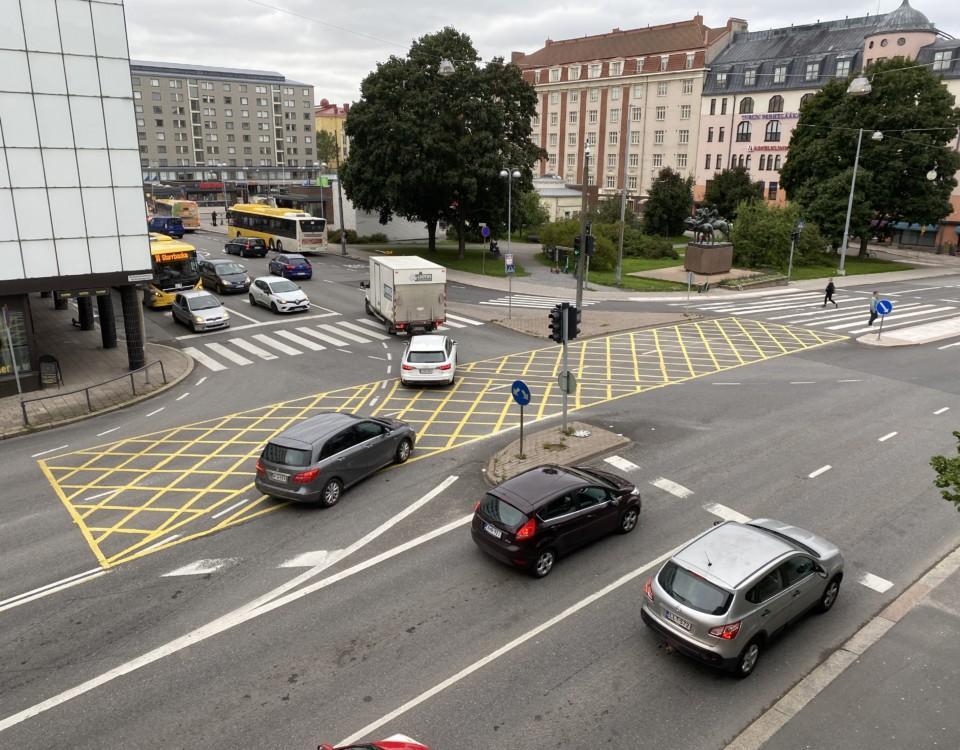 gula rutor målade på vägen i en trafikerad korsning