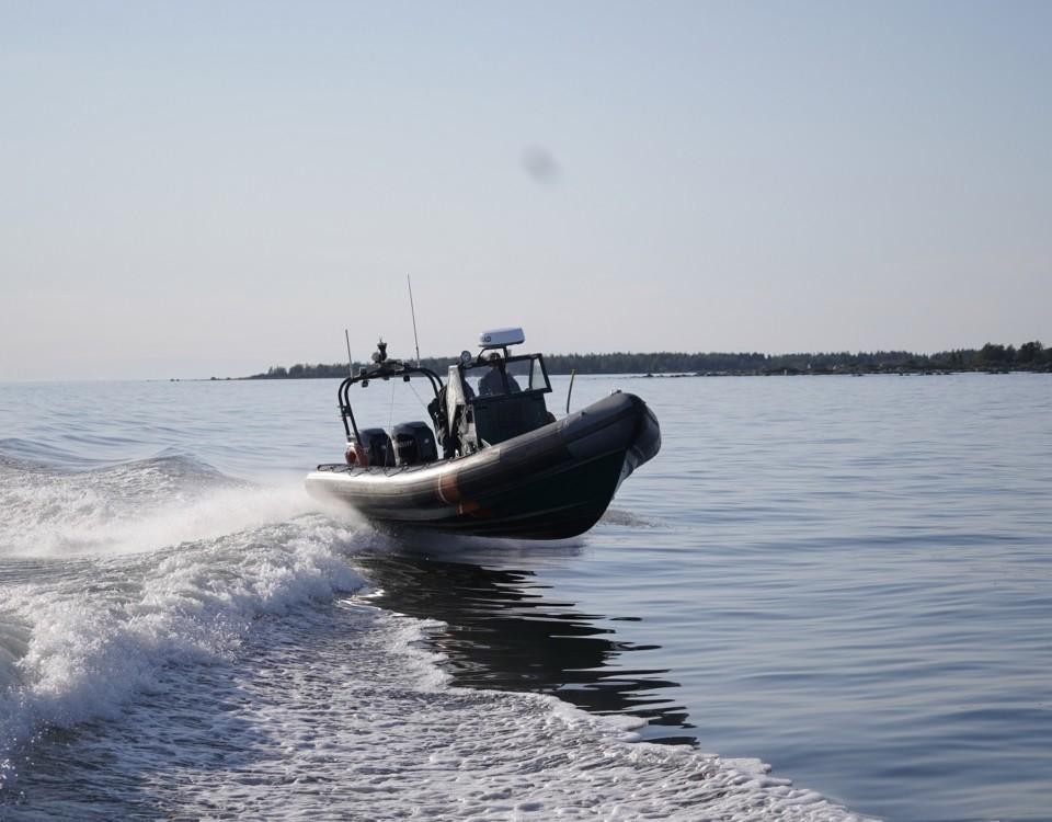 en gummibåt på havet