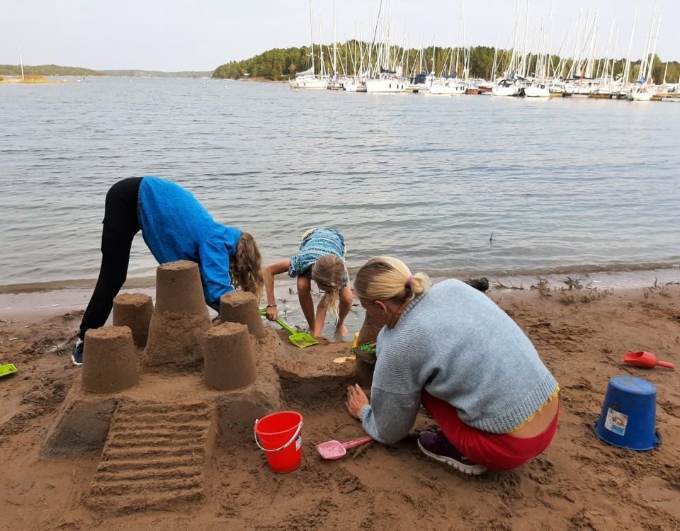 barn bygger ett sandslott