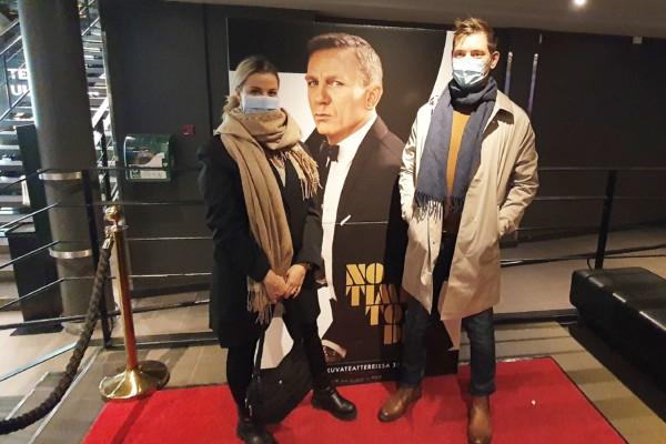 Aro och Salminen framför en pappreklam för James Bond-filmen.