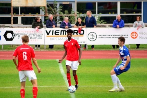 fotbollsspelare i rött och blåvitt