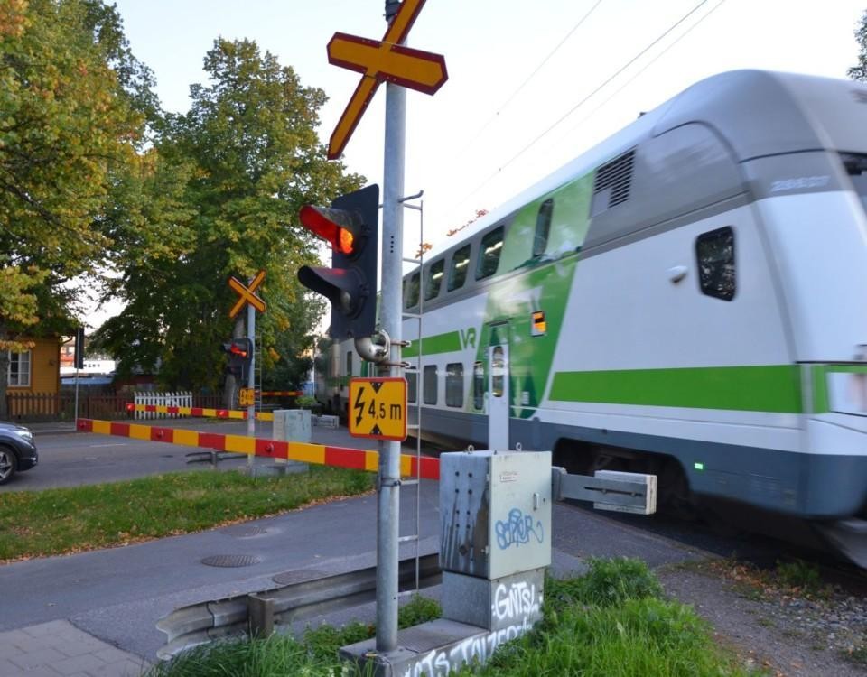 Tåg passerar plankorsning