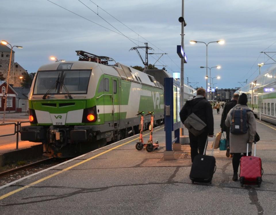 Människor går på tågperrong