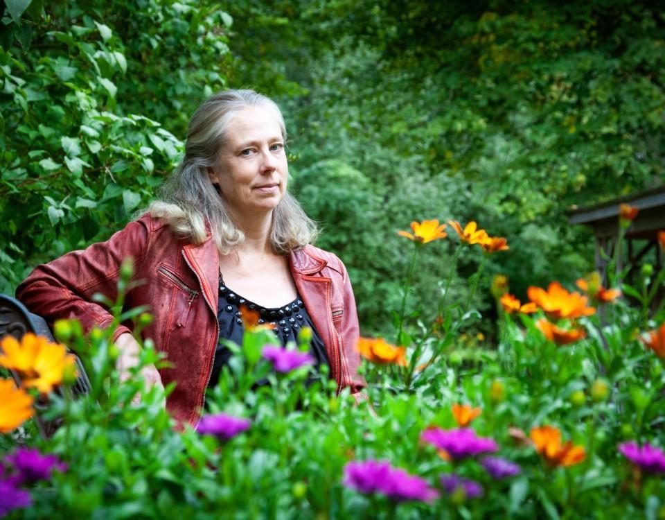 Kvinna vid en blomsteräng.