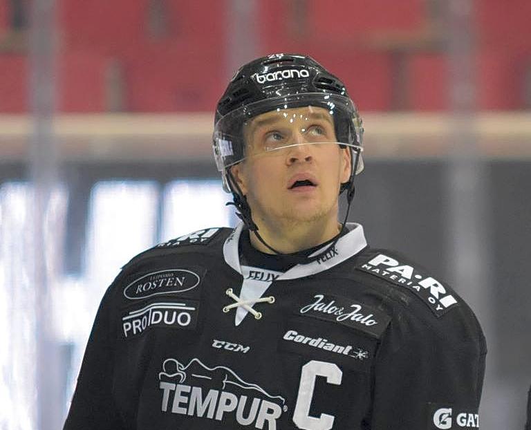 Ishockeyspelare blickar uppåt