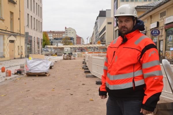 man i arbetskläder och hjälm på Köpmansgatan