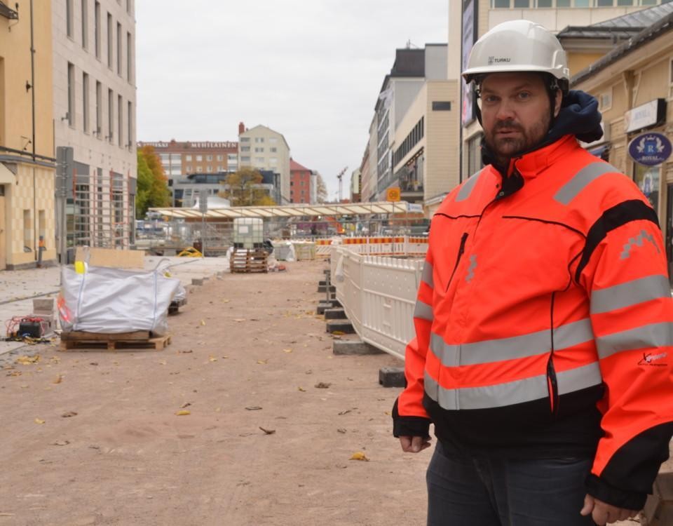 man i arbetskläder och hjälm på Köpmansgatan