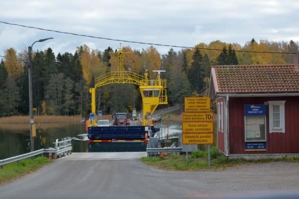 en färja med bilar och traktorer