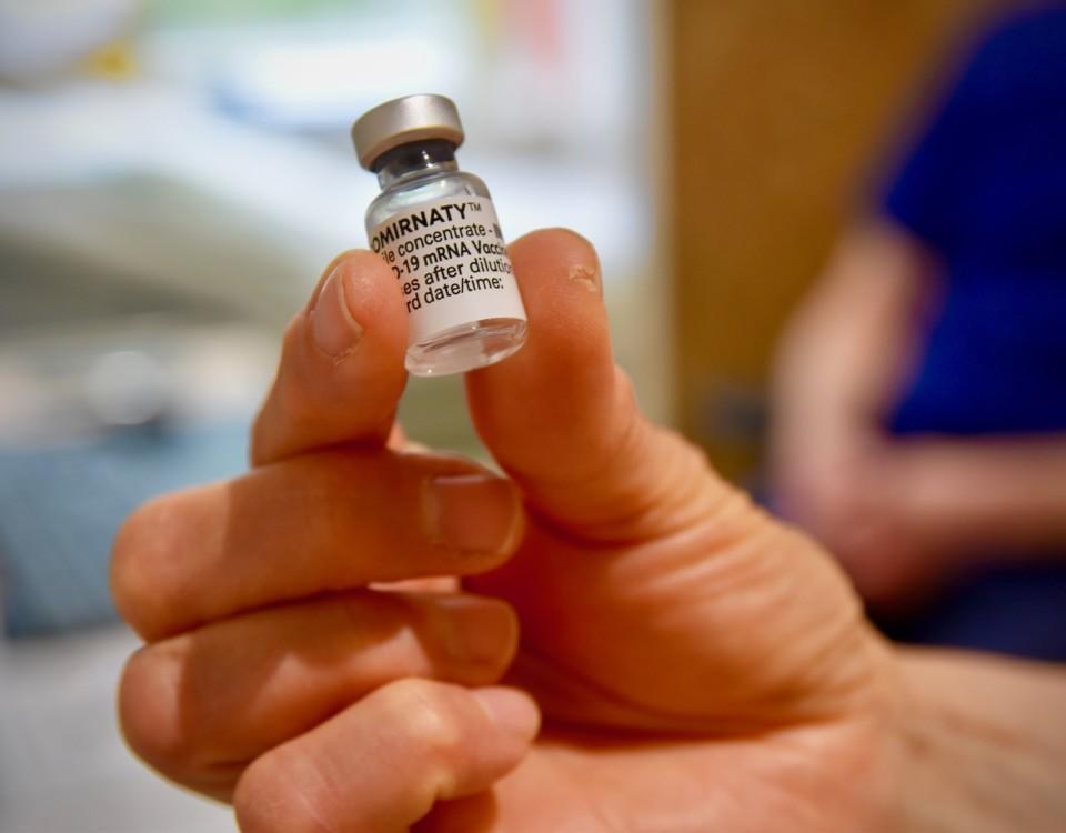 en vaccindos och en hand