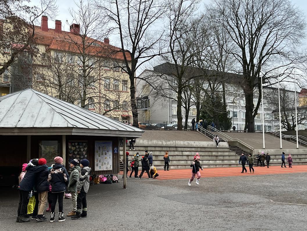 barn på skolgård