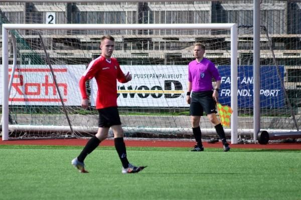 en fotbollsspelare i röd tröja