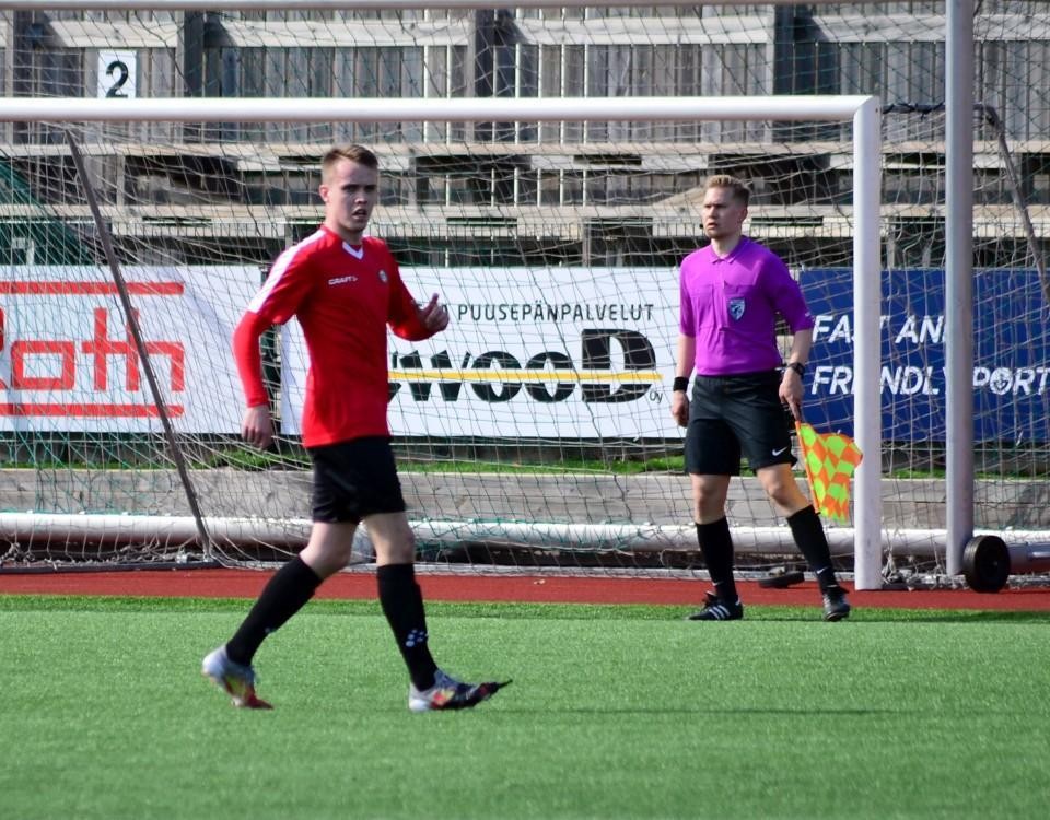 en fotbollsspelare i röd tröja