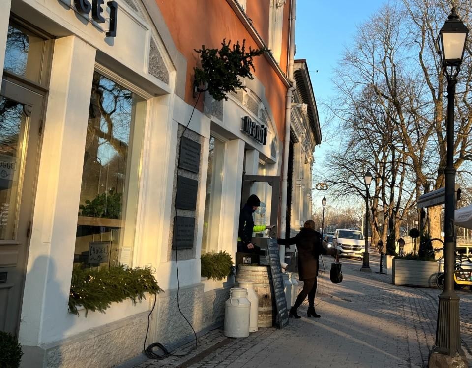 människor går ut från restaurang