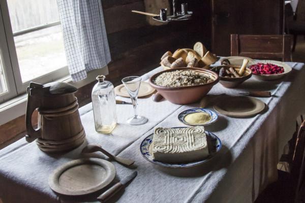 Gammaldags julbord med korngröt, rosoll, julkorv, brännvin och bröd.