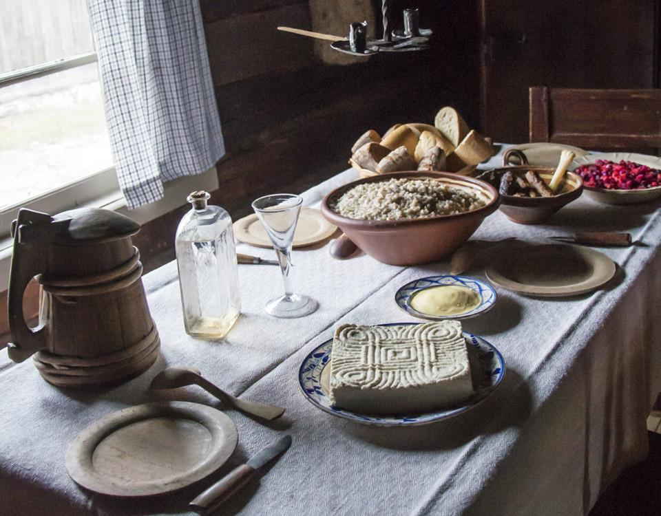 Gammaldags julbord med korngröt, rosoll, julkorv, brännvin och bröd.