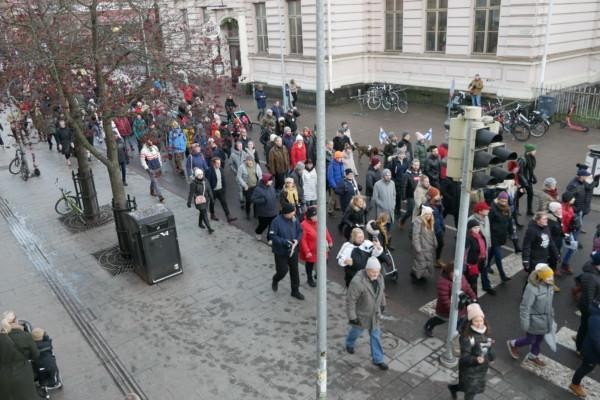 demonstrerande människor på gata