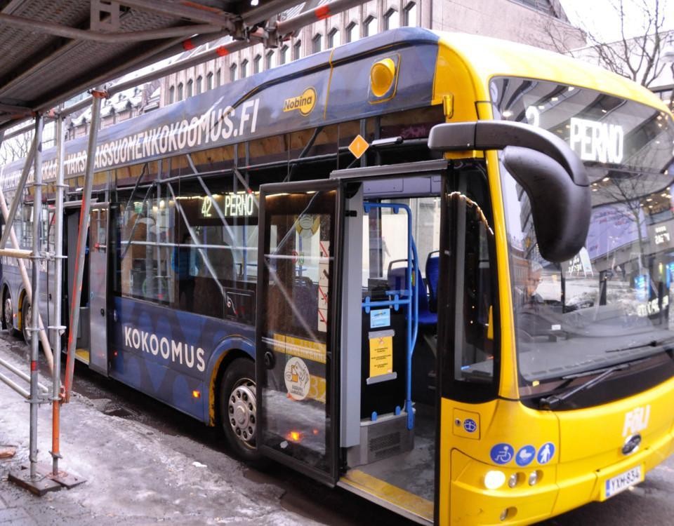 en buss på en hållplats