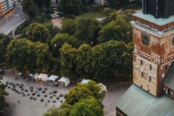 en flygfy över en kyrka