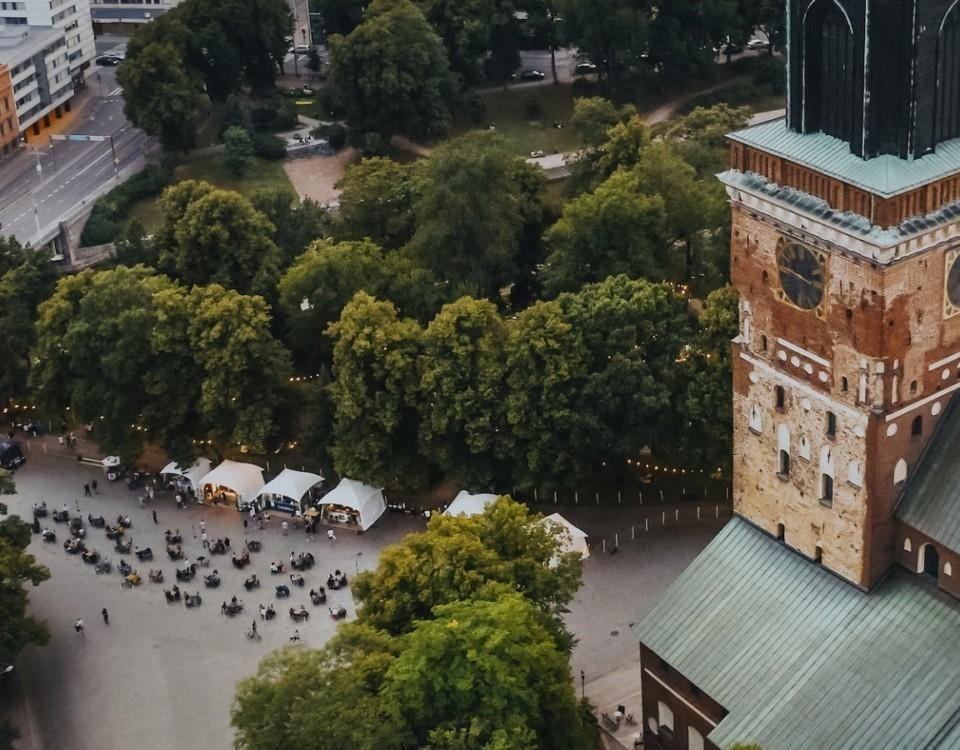 en flygfy över en kyrka