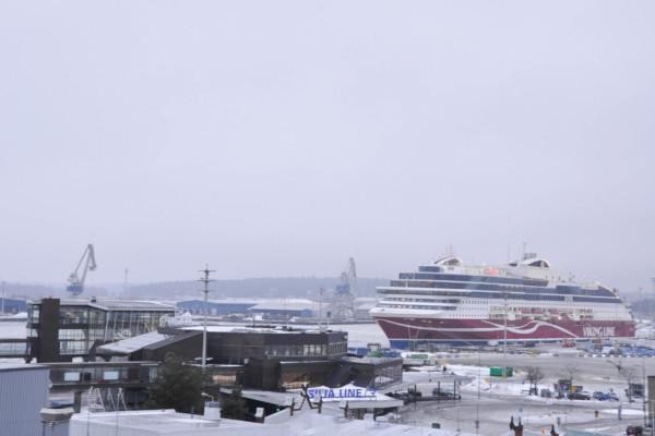 en vy över en hamn