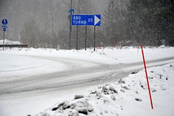 gropar i en vägyta vintertid