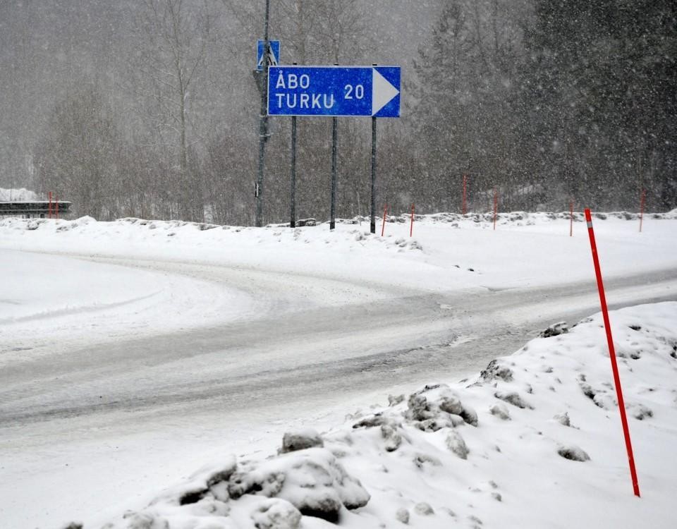 gropar i en vägyta vintertid