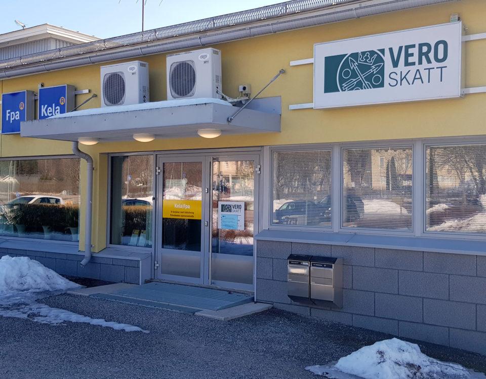 Lågt tegelhus med FPA och Skatteförvaltningens skyltar