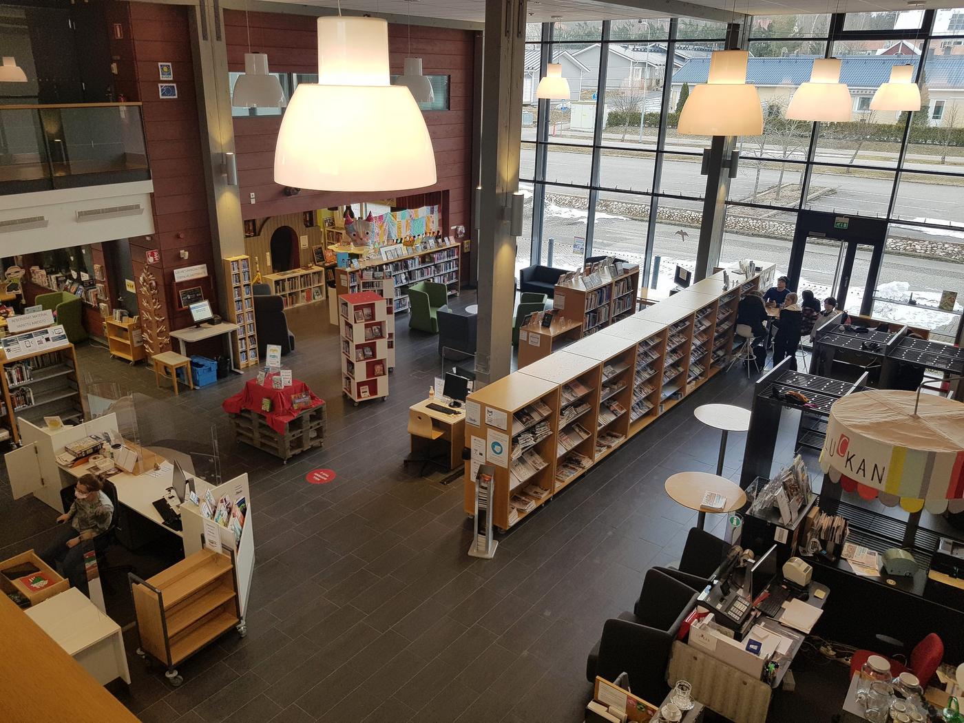 bibliotek fotat uppifrån