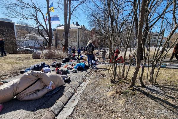 Manifestationen med ukrainare som ligger på asfalten.