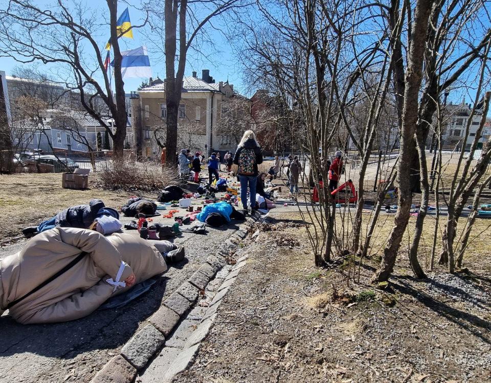 Manifestationen med ukrainare som ligger på asfalten.