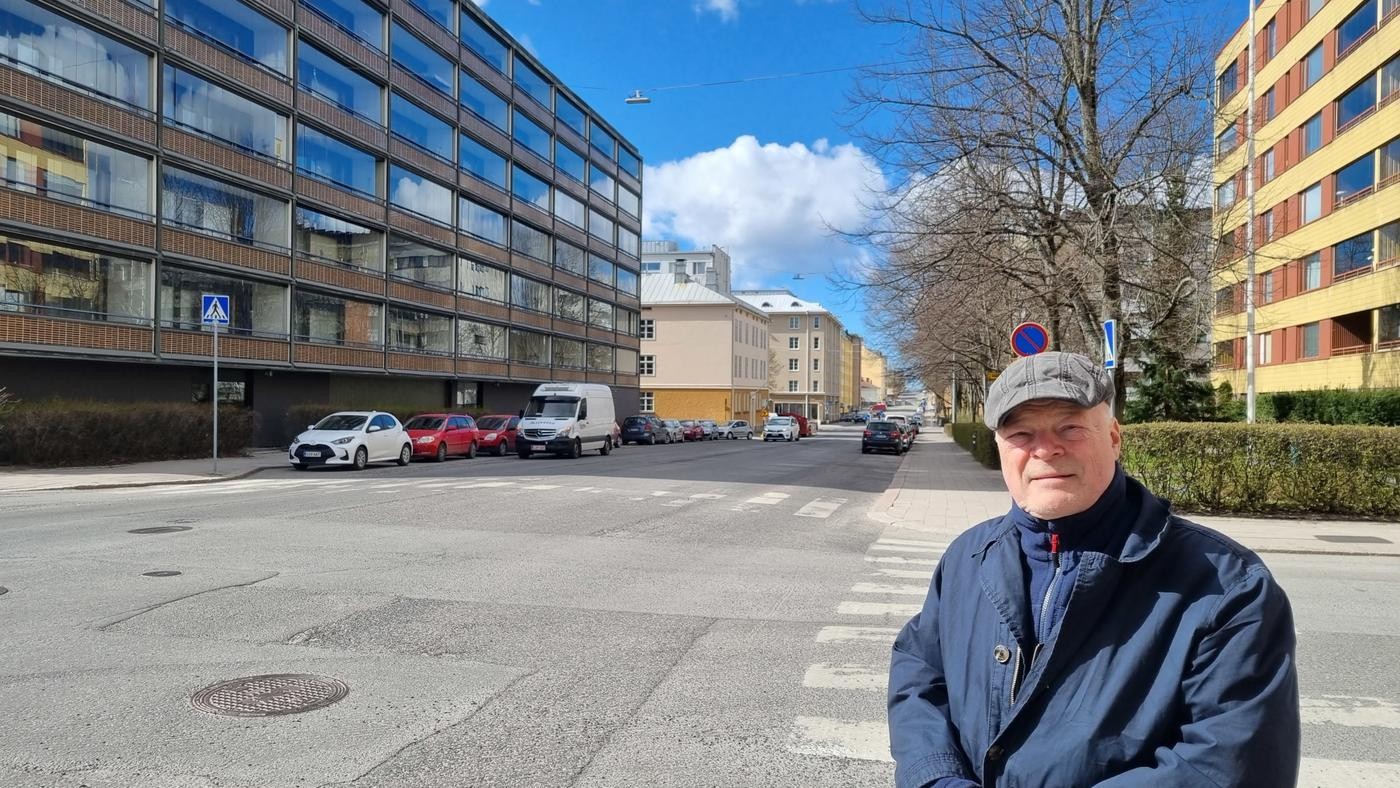 man med keps i stadsmiljö