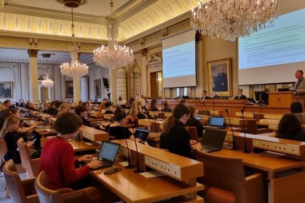 åbo stadsfullmäkte, månag människor i fin sal fotade snett bakifrån