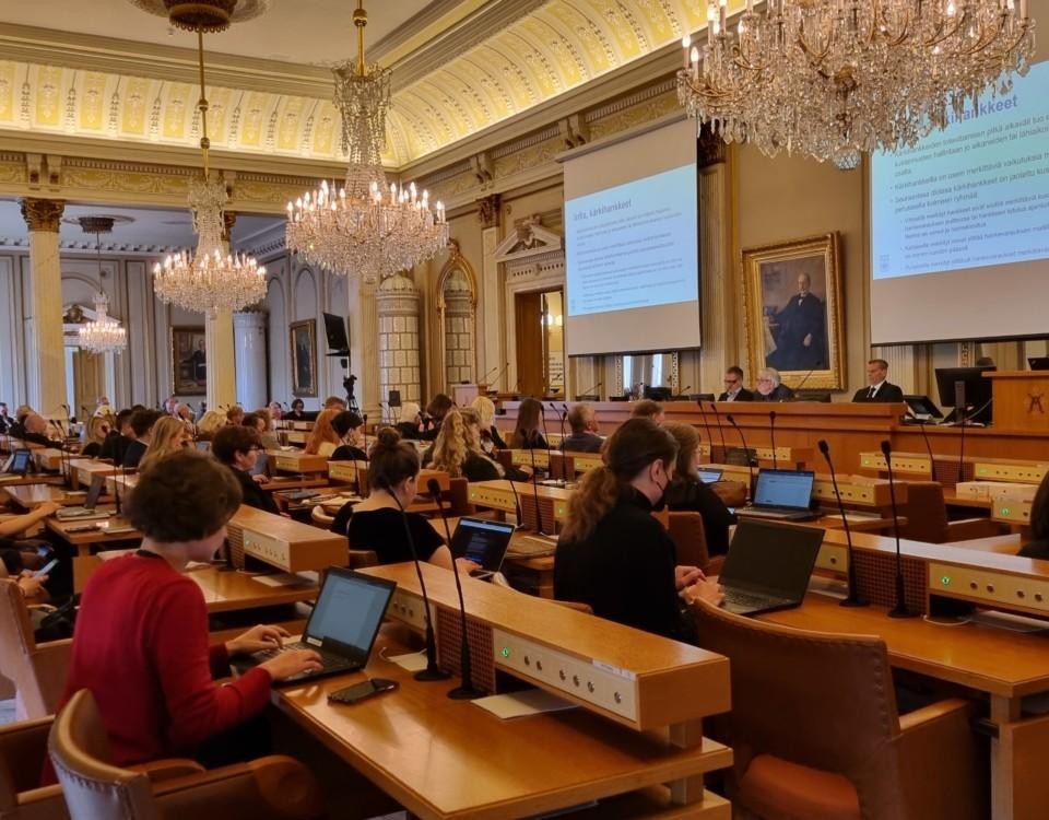 åbo stadsfullmäkte, månag människor i fin sal fotade snett bakifrån