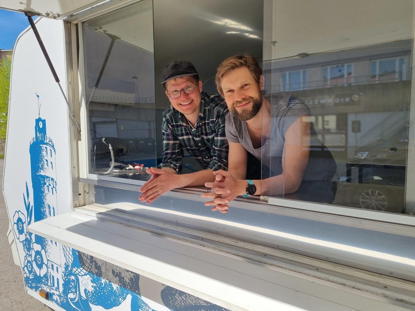 Ville Vuorelma och Jon Lindström i matvagn.