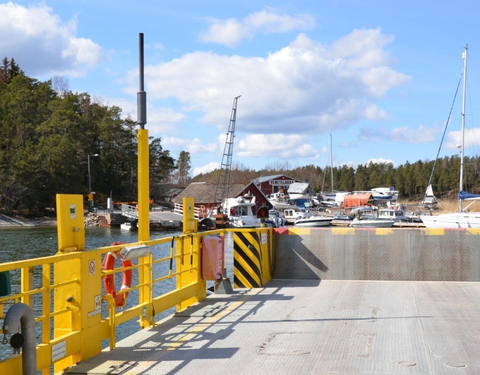 en gul färja närmar sig en hamn