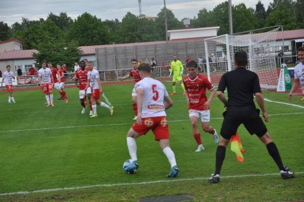 fotbollsspelare på planen