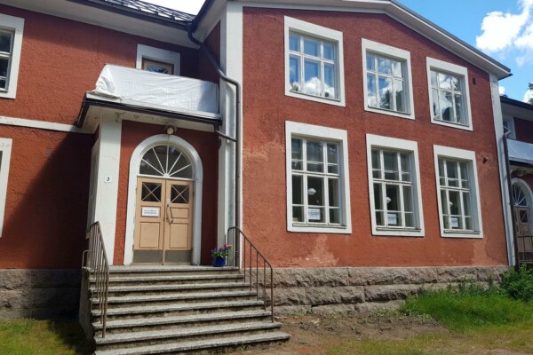 stor röd gammal skolbyggnad