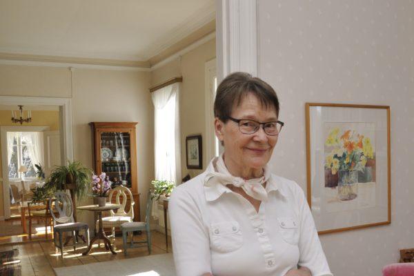 Margareta Sjöholm har fullt upp med att underhålla hennes hus och trädgård under sommaren.