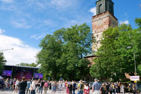 Domkyrkotorget fullt av folk.