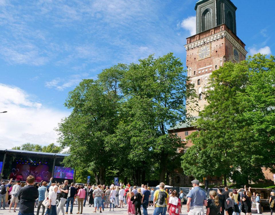 Domkyrkotorget fullt av folk.