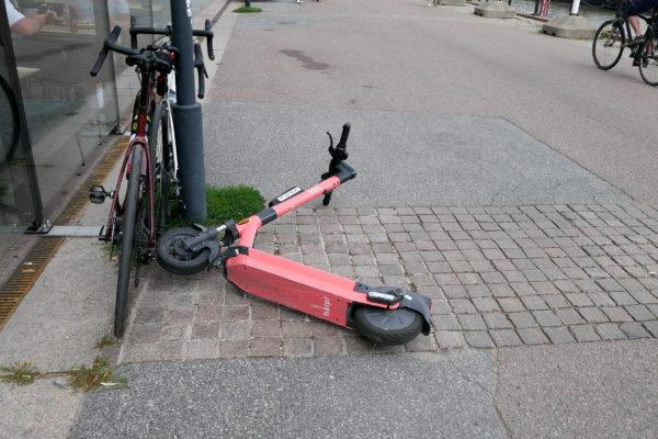 Omkullfallen elsparkcykel.