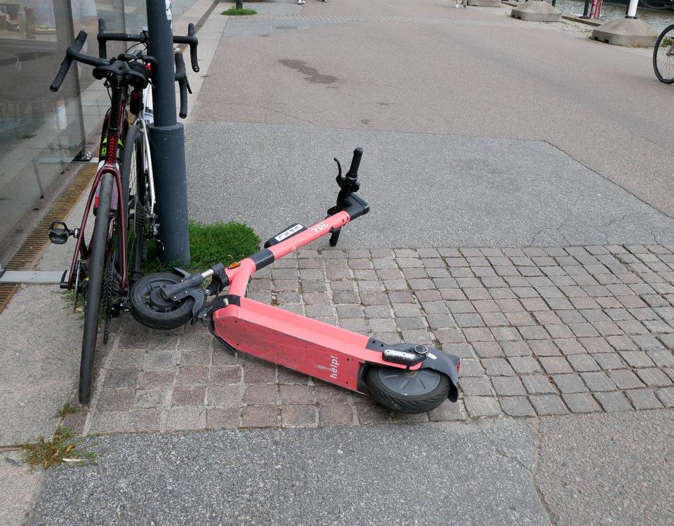 Omkullfallen elsparkcykel.