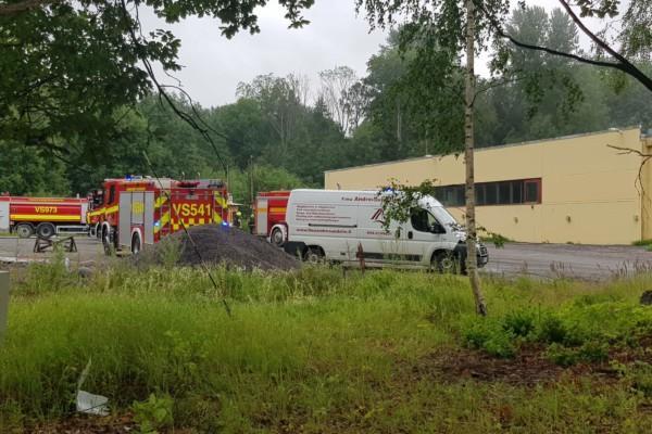 brandbilar på en gård