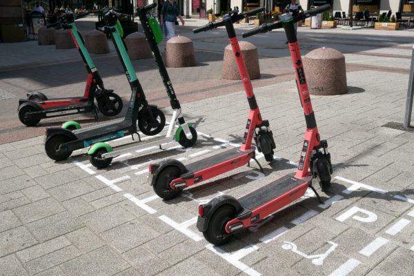 Elsparkcykelparkering med några fordon.