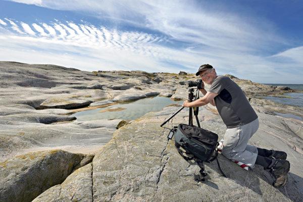 Man fotograferar vatten på ett berg.