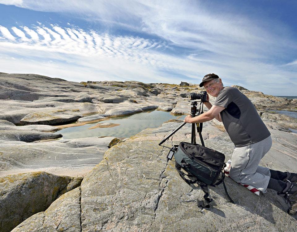 Man fotograferar vatten på ett berg.